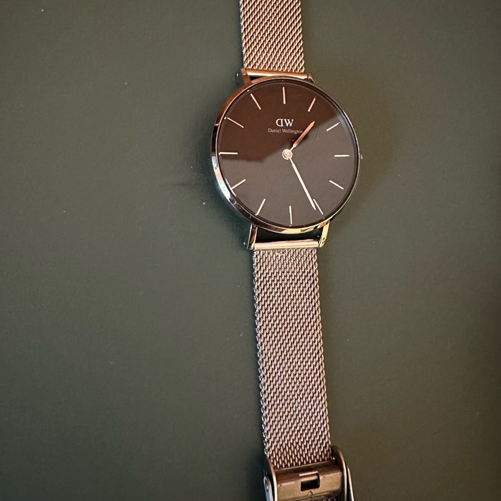 Petite gold Daniel Wellington watch - Picture 2 of 4
